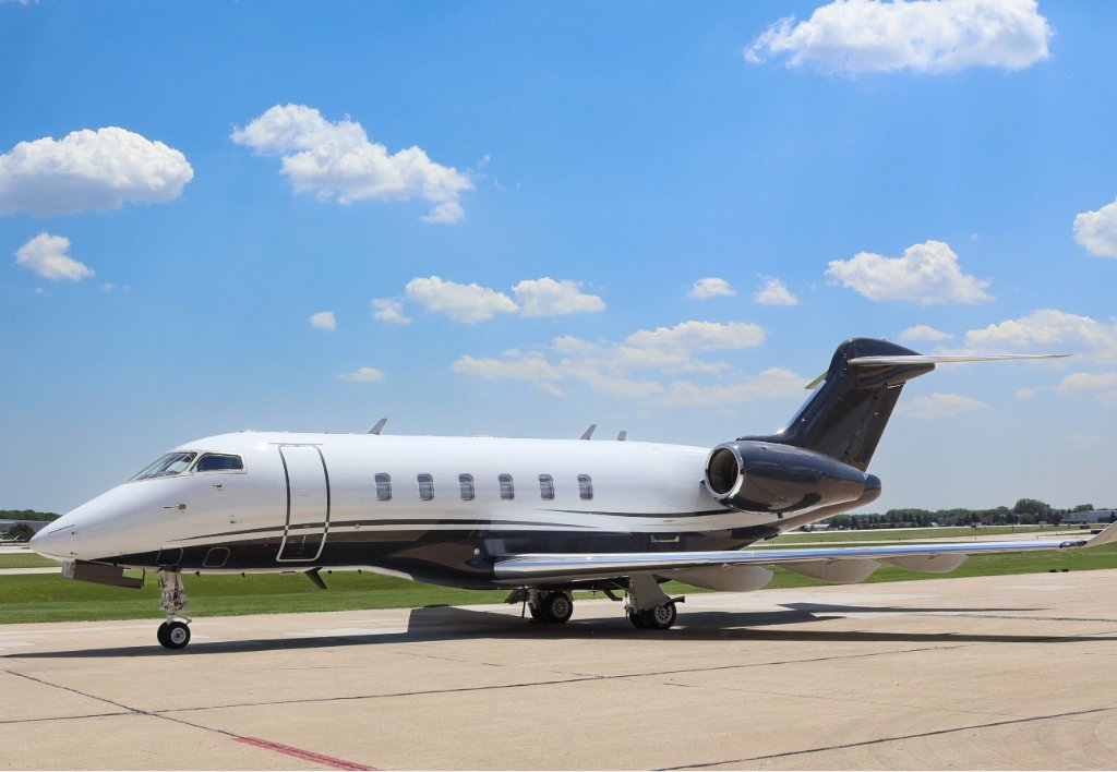 Bombardier Challenger 350 super midsize jet